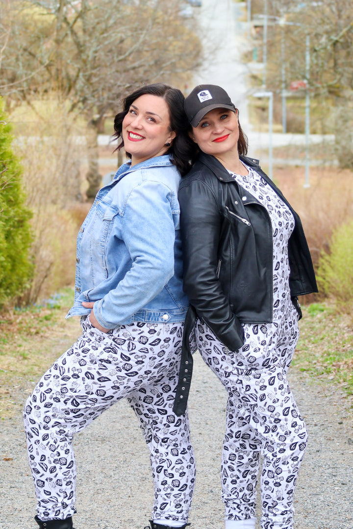 Erika-collegehousut koossa XXL ja M/L. POP-kuosin on suunnitellut Miina Launiainen (kuvassa vasemmalla). Kuvassa lisäksi näyttelijä Karoliina Blackburn.