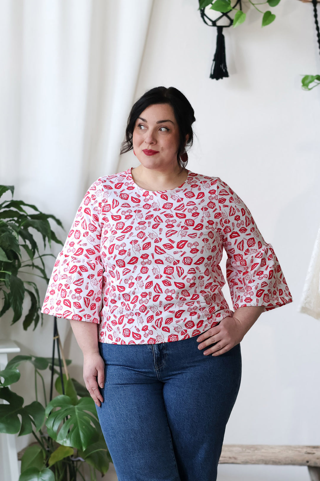 Punavalkoinen Gemma-neulospusero POP-kuosilla. Kuvassa koko XL. POP-kuosi on Miina Launiaisen suunnittelema.