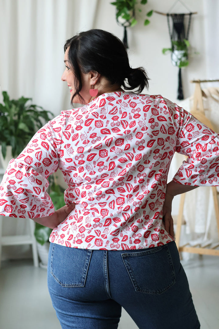 Gemma-pusero takaa. Puserossa punaisella painettu POP-kuosi, joka on Miina Launiaisen suunnittelema. Kuosi on painettu Printscorpiossa Pälkäneellä.