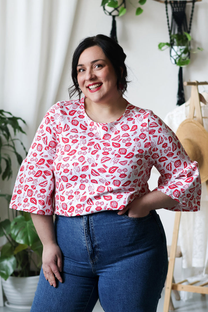 Punavalkoinen Gemma-neulospusero koossa XL. Puserossa on Pälkäneellä painettu POP-kuosi, jonka on suunnitellut Miina Launiainen.