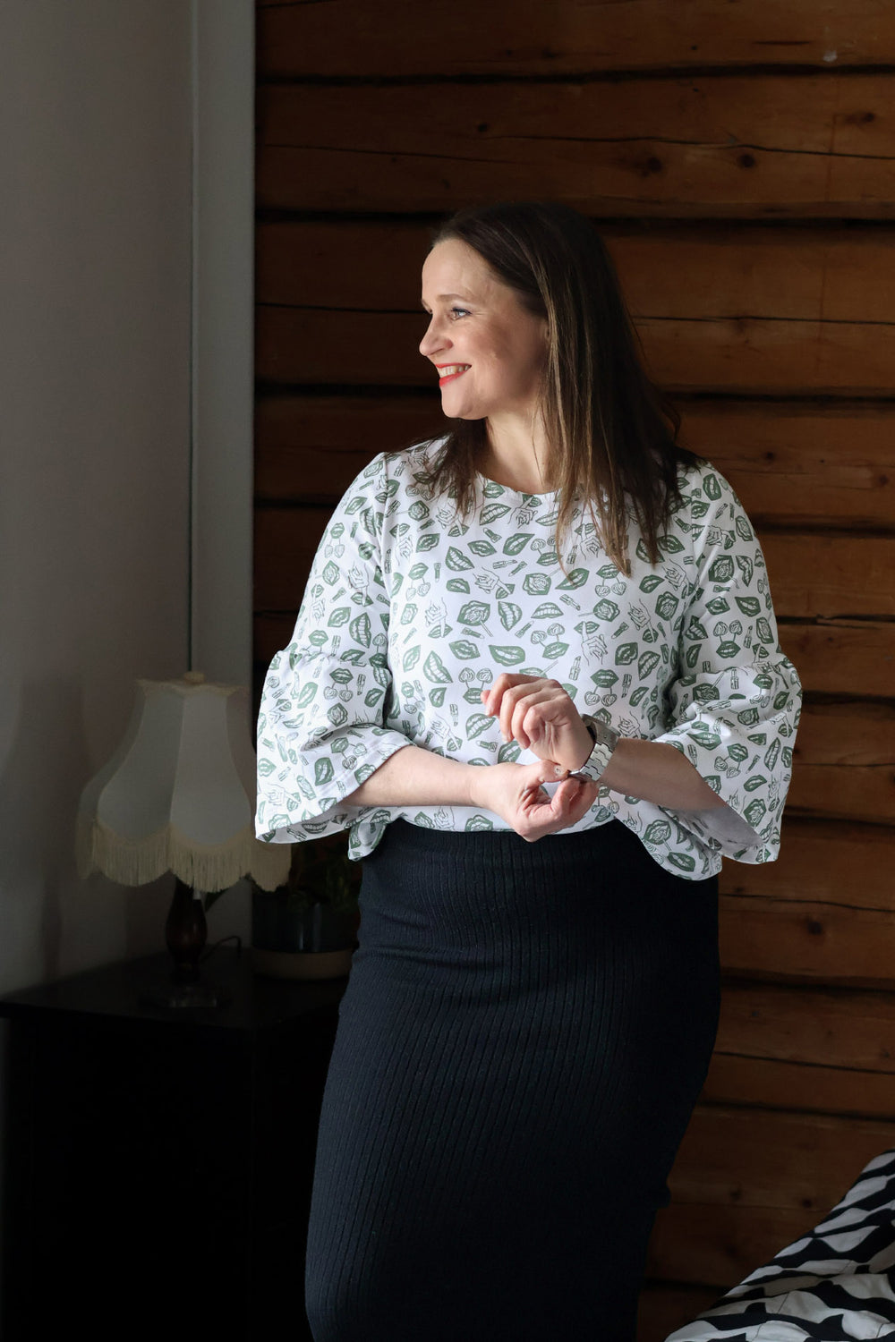 Karoliina Blackburn vihreävalkoisessa Gemma-neulospuserossa, jossa Miina Launiaisen suunnittelema POP-kuosi. Pusero on valmistettu 100% Suomessa.