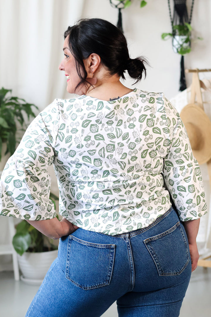 Gemma-neulospusero takaa. Puserossa on Miina Launiaisen suunnittelema POP-kuosi, joka on inspiroitunut Uuden musiikin kilpailusta ja naisartisteista.