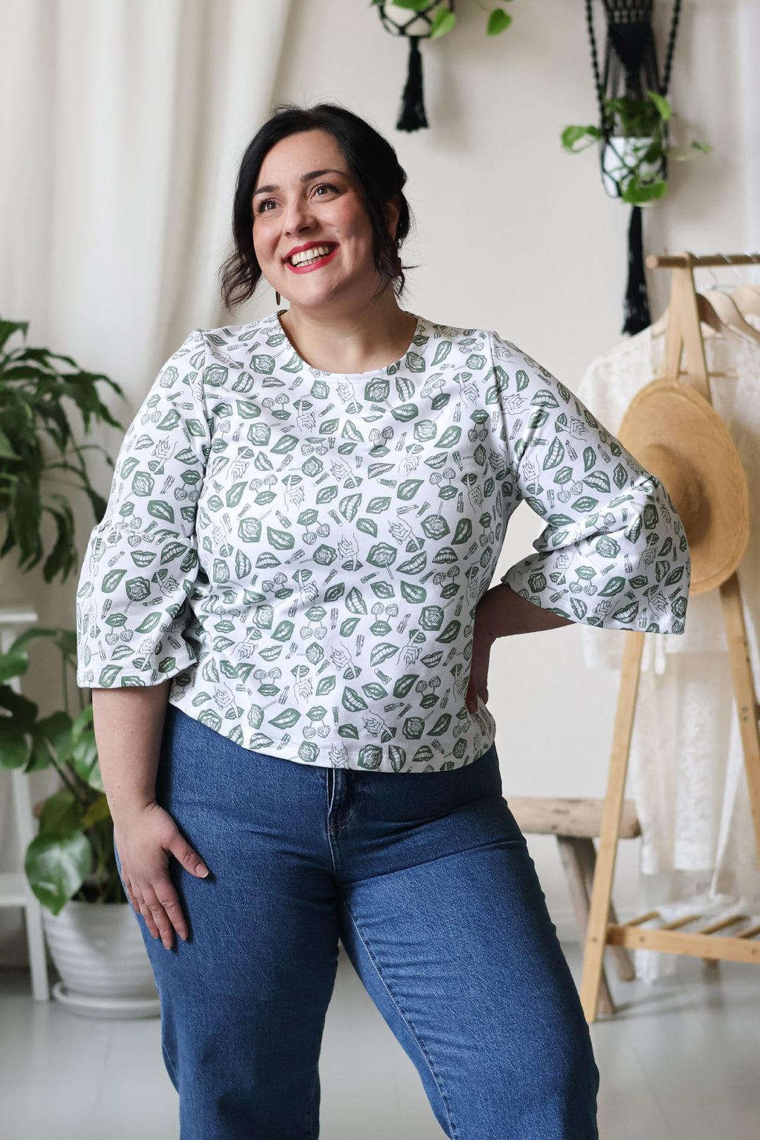 Vihreävalkoinen Gemma-neulospusero koossa XL. Puserossa on Miina Launiaisen suunnittelema POP-kuosi.