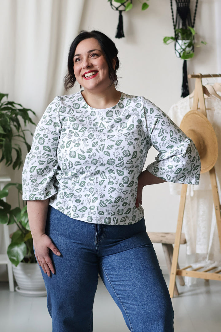 Vihreävalkoinen Gemma-neulospusero koossa XL. Puserossa on Miina Launiaisen suunnittelema POP-kuosi.