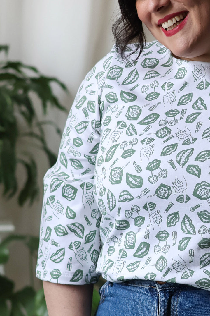 Lähikuva Gemma-neulospuseron kuosista ja sen pehmeän vihreästä väristä. Vihreä väri on "soft green" eli se on hyvä erityisesti kesän, kevään ja syksyn väriperheille.