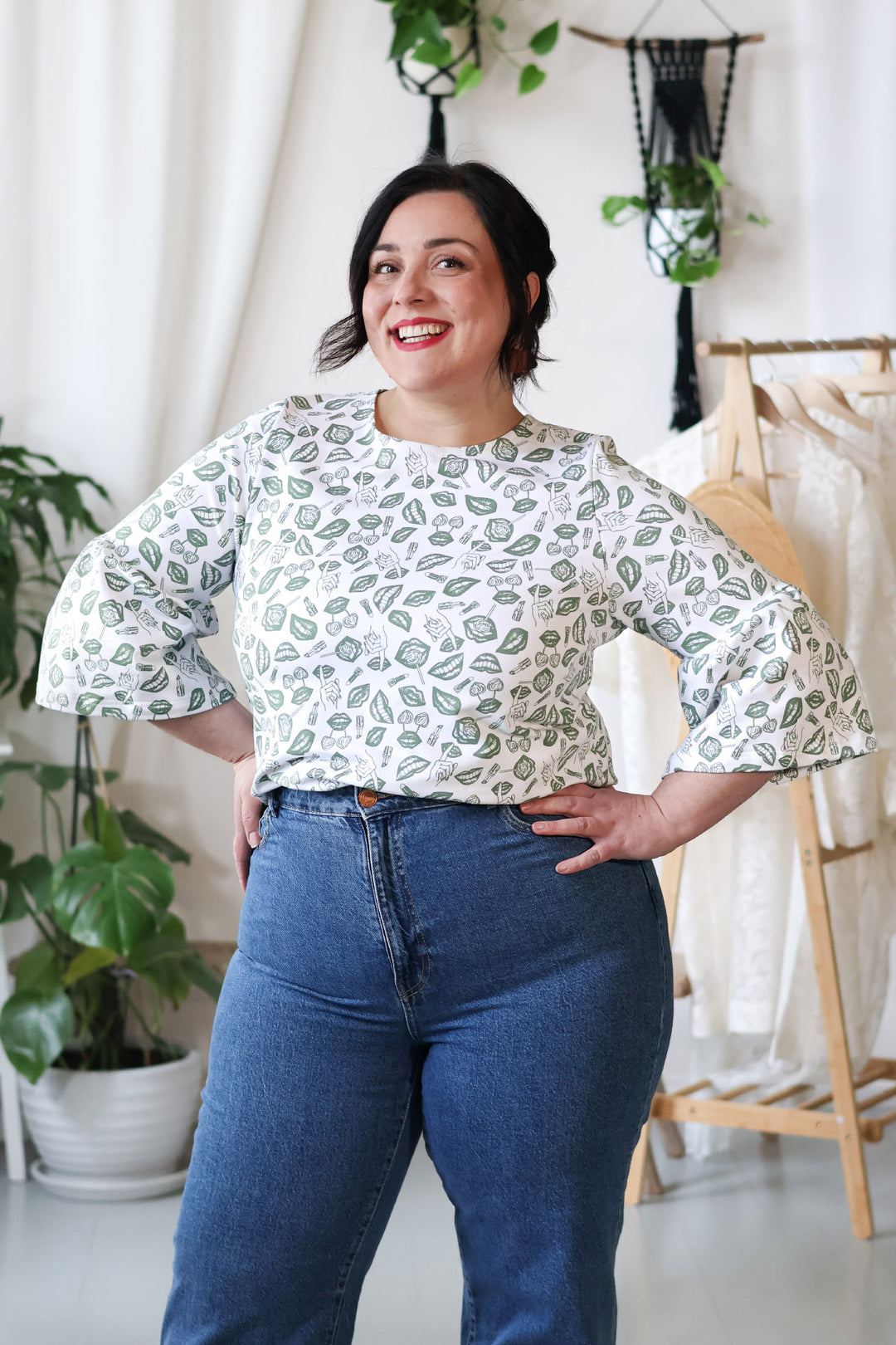 Gemma-neulospusero POP-kuosilla. Kuosi on painettu pehmeällä vihreällä. Kuvassa koko XL.