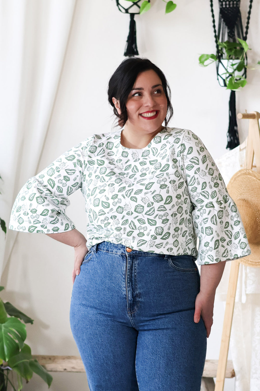 Vihreävalkoinen POP-kuosi on raikas ja sopii monelle. Pusero on valmistettu 100% Suomessa.