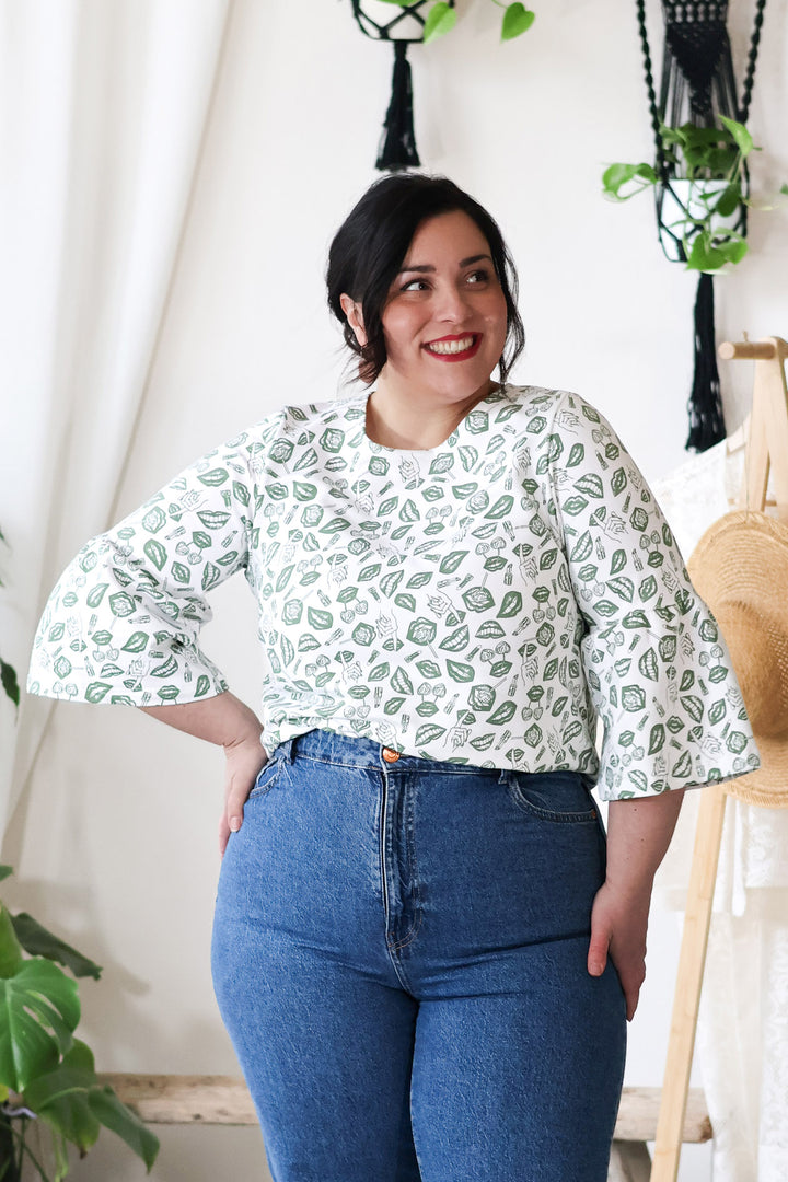 Vihreävalkoinen POP-kuosi on raikas ja sopii monelle. Pusero on valmistettu 100% Suomessa.