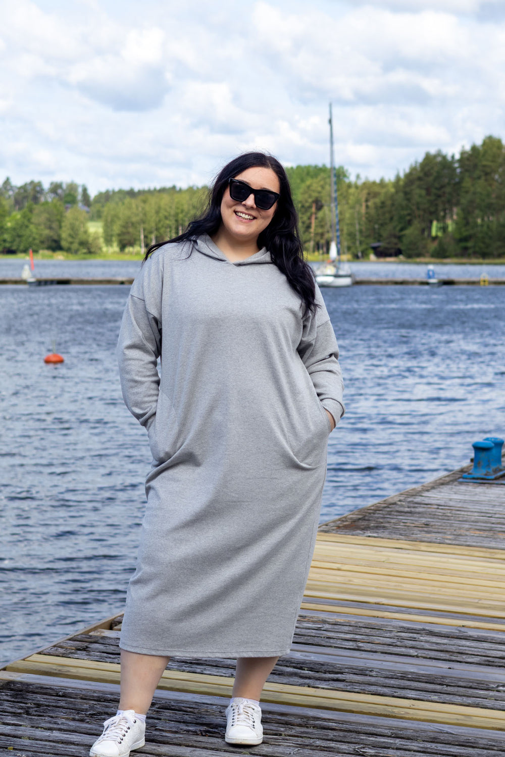 Halo-hupparineulosmekossa on tietysti myös taskut! Kuvassa harmaa hupparimekko koossa XXL.