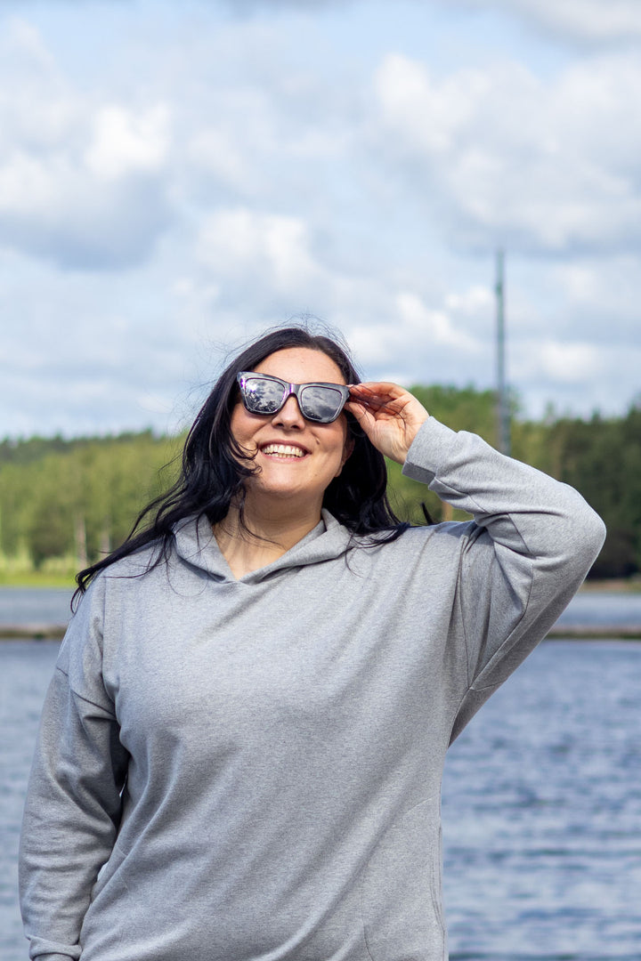 Halo-hupparineulosmekko on mitoitukseltaan väljä, myös hihat ja hihansuut ovat väljät. Kuvassa harmaa hupparimekko koossa XXL.