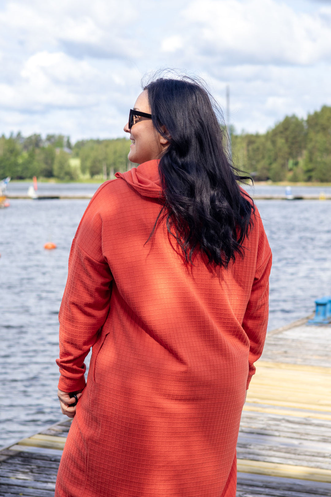 Oranssissa Halo-hupparineulosmekossa on kaunis ruutumainen pinta. Kuvassa koko XXL.