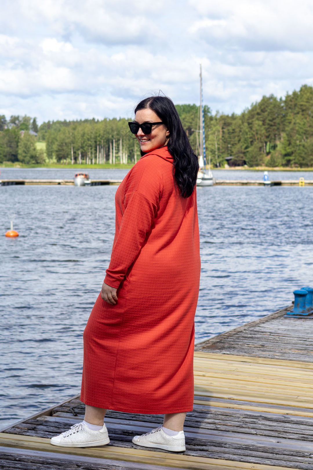 Oranssi Halo-hupparineulosmekko koossa XXL, sivulta. Hupparimekko on pitkä, melkein nilkkoihin saakka.