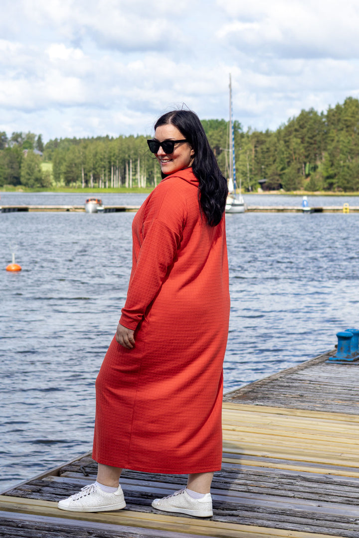 Oranssi Halo-hupparineulosmekko koossa XXL, sivulta. Hupparimekko on pitkä, melkein nilkkoihin saakka.