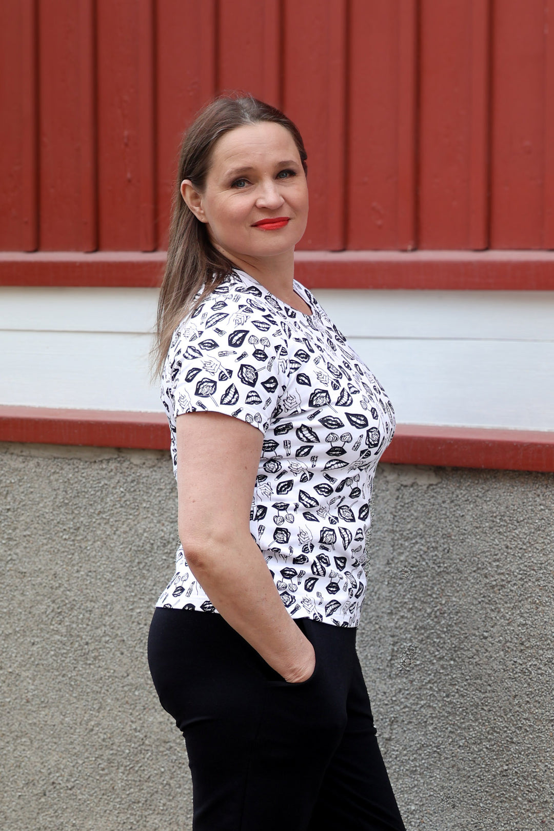 Jannika t-paita POP-kuosilla koossa M. Karoliina Blackburnille sopii POP-kuosi täydellisesti! Kuvassa kuosi mustalla painatuksella.