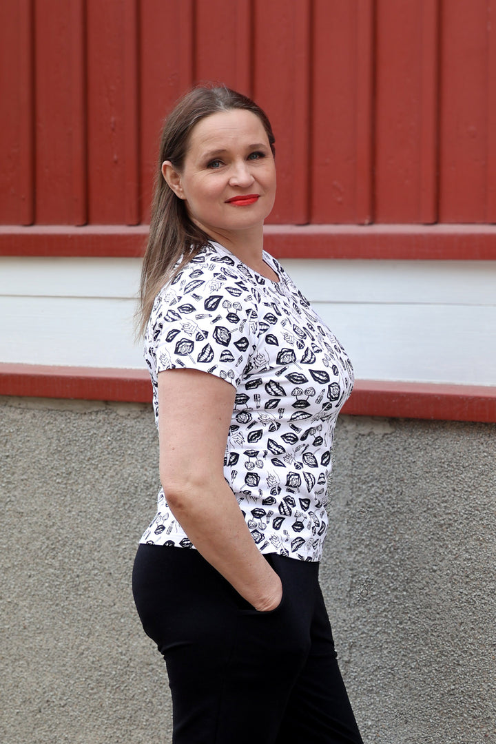 Jannika t-paita POP-kuosilla koossa M. Karoliina Blackburnille sopii POP-kuosi täydellisesti! Kuvassa kuosi mustalla painatuksella.