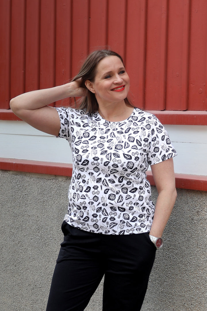 Jannika t-paita POP-kuosilla mustavalkoisena. Kuvassa näyttelijä Karoliina Blackburnilla on t-paidasta koko M.
