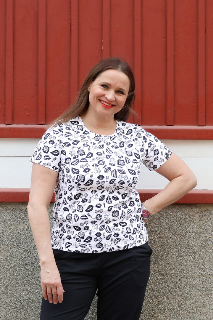 Mustavalkoinen Jannika t-paita POP-kuosilla koossa M.