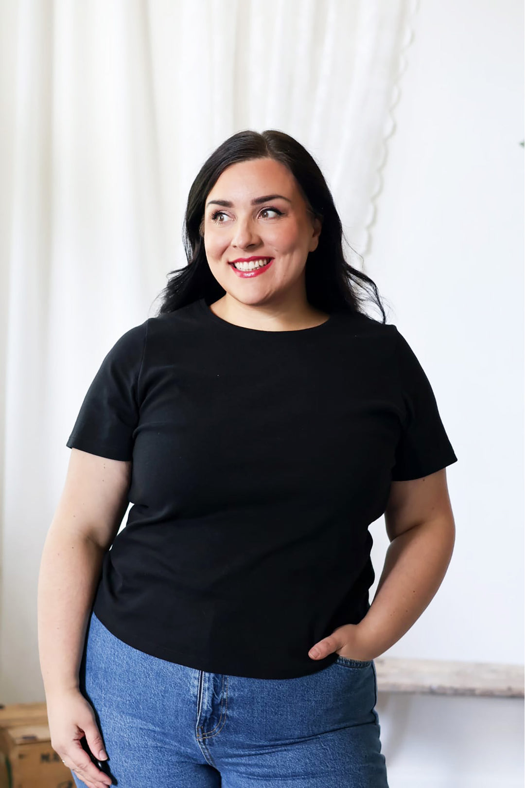 Suomessa valmistettu, musta naisten t-paita koossa XL.