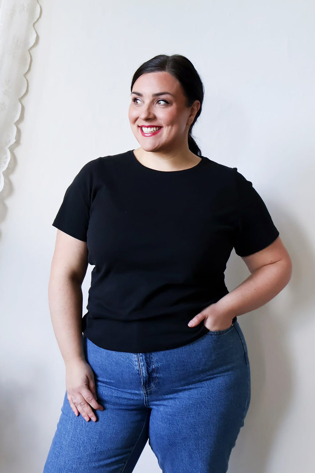 Musta Jannika-t-paita koossa XL.