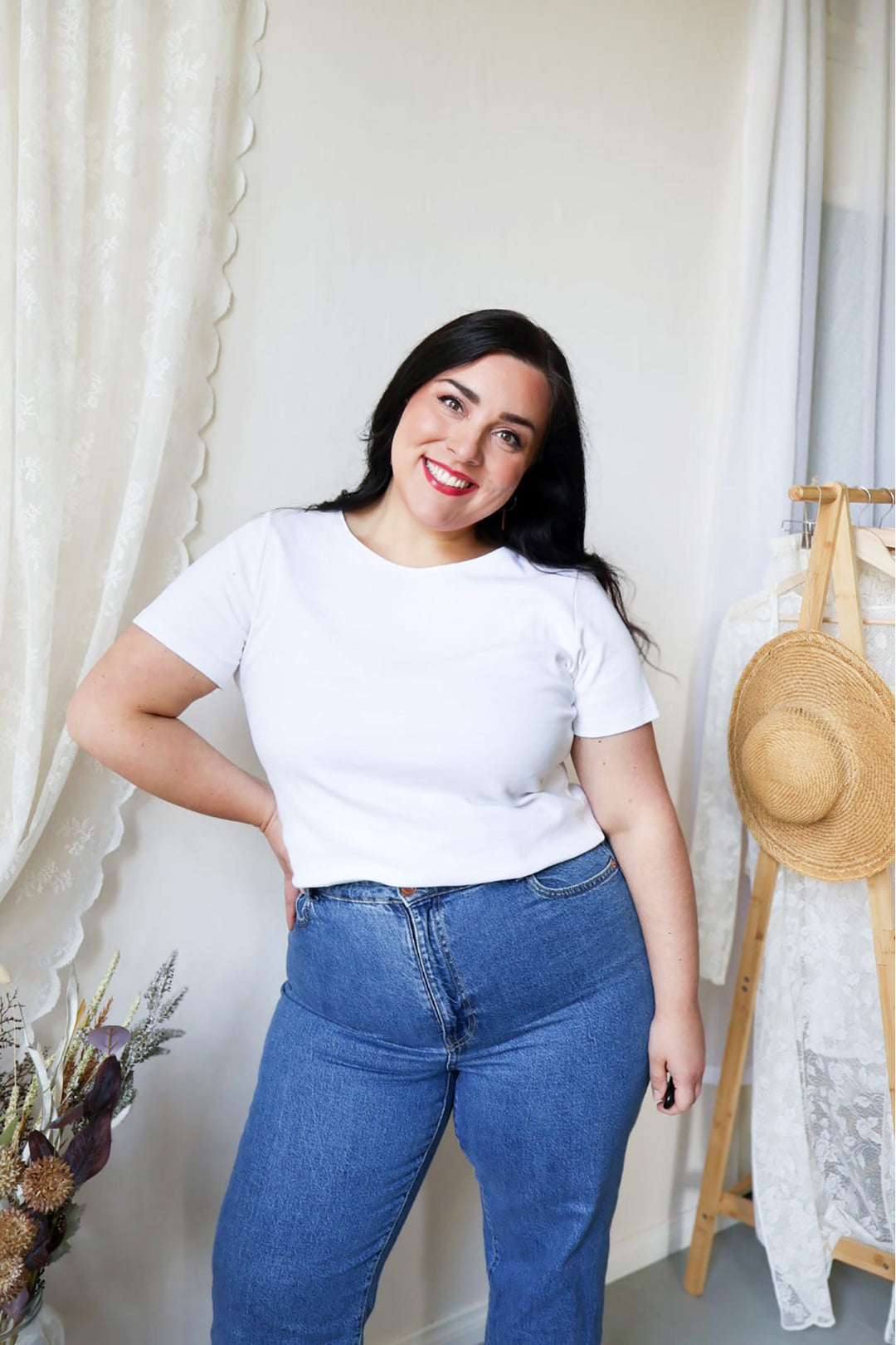 Naisten valkoinen t-paita on monikäyttöinen vaate. Kuvassa koko XL.