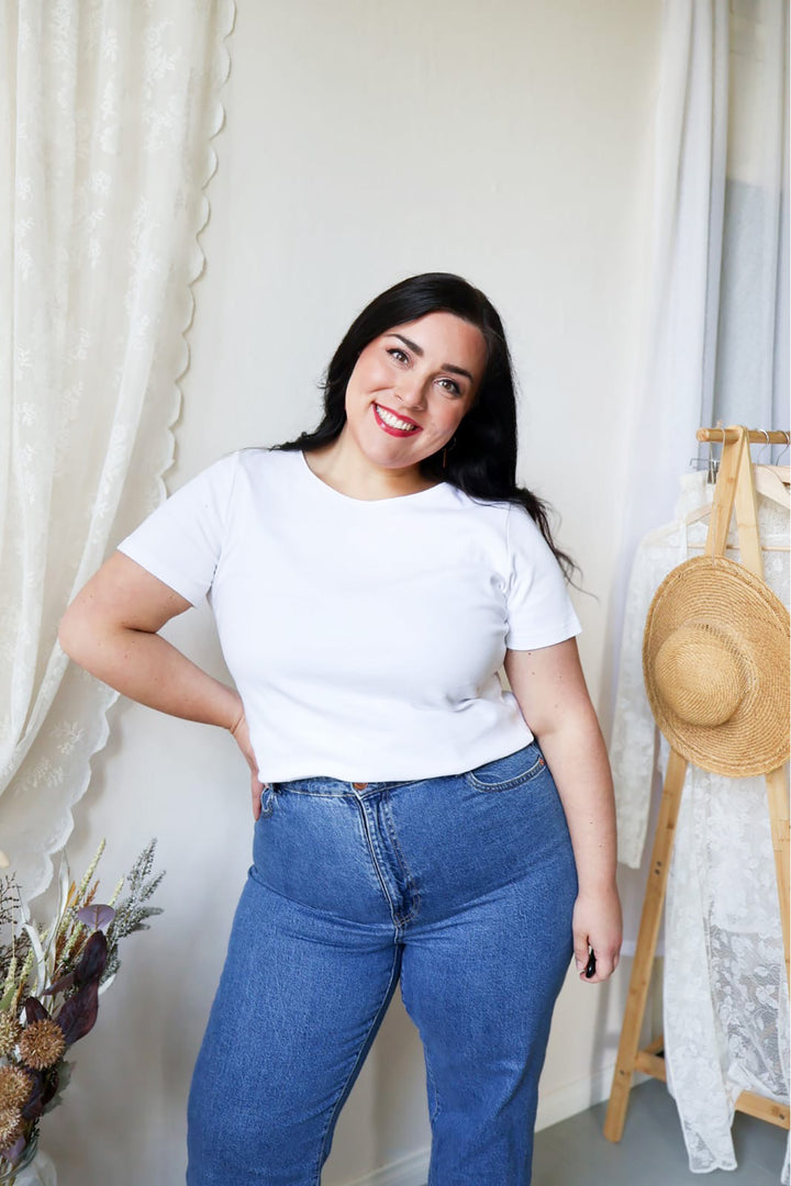 Naisten valkoinen t-paita on monikäyttöinen vaate. Kuvassa koko XL.