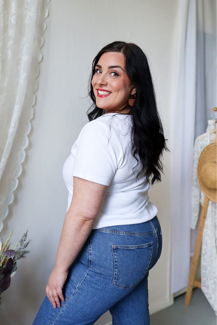 Valkoinen t-paita käy hyvin farkkujen kanssa. Kuvassa koko XL.