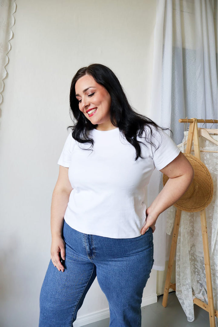 Valkoinen Jannika-t-paita koossa XL. 