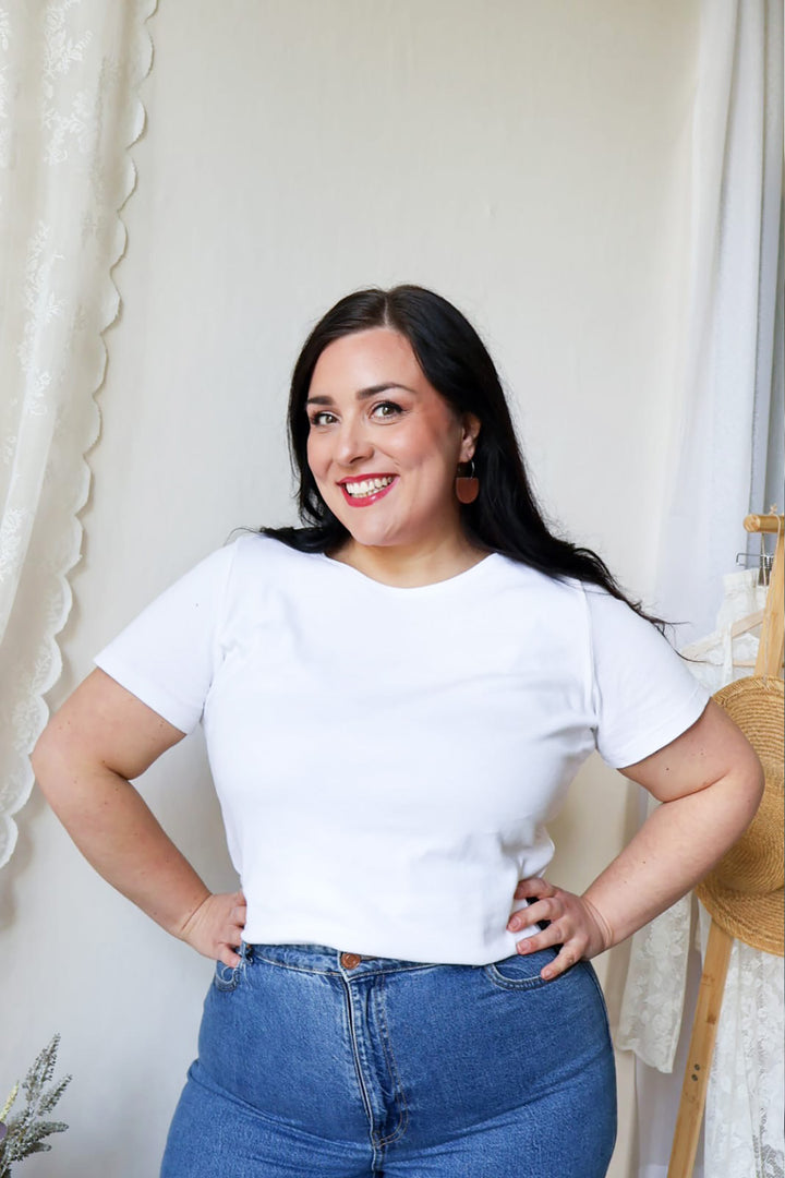 Suomessa valmistettu naisten valkoinen t-paita on täydellinen vaate, joka pitäisi löytyä jokaisen vaatekaapista! Kuvassa koko XL.