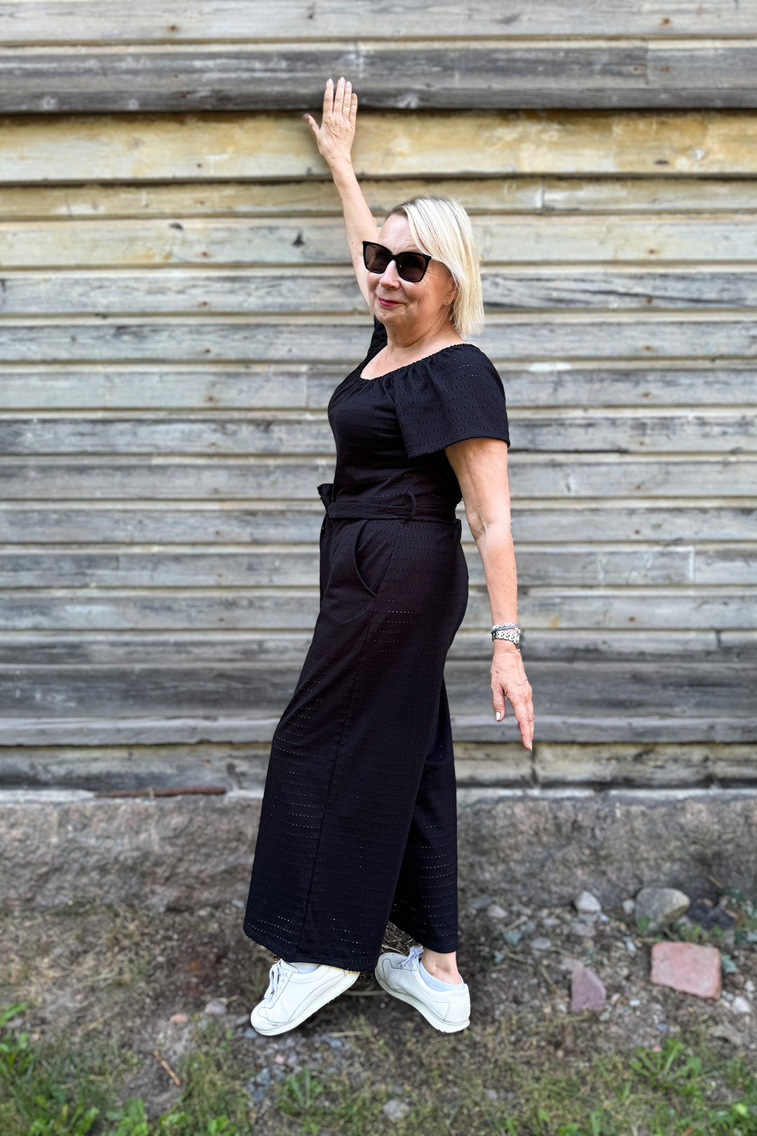 Jasmine-neuloshaalari on mukava vaate, jonka haluat pukea yllesi yhä uudelleen ja uudelleen!