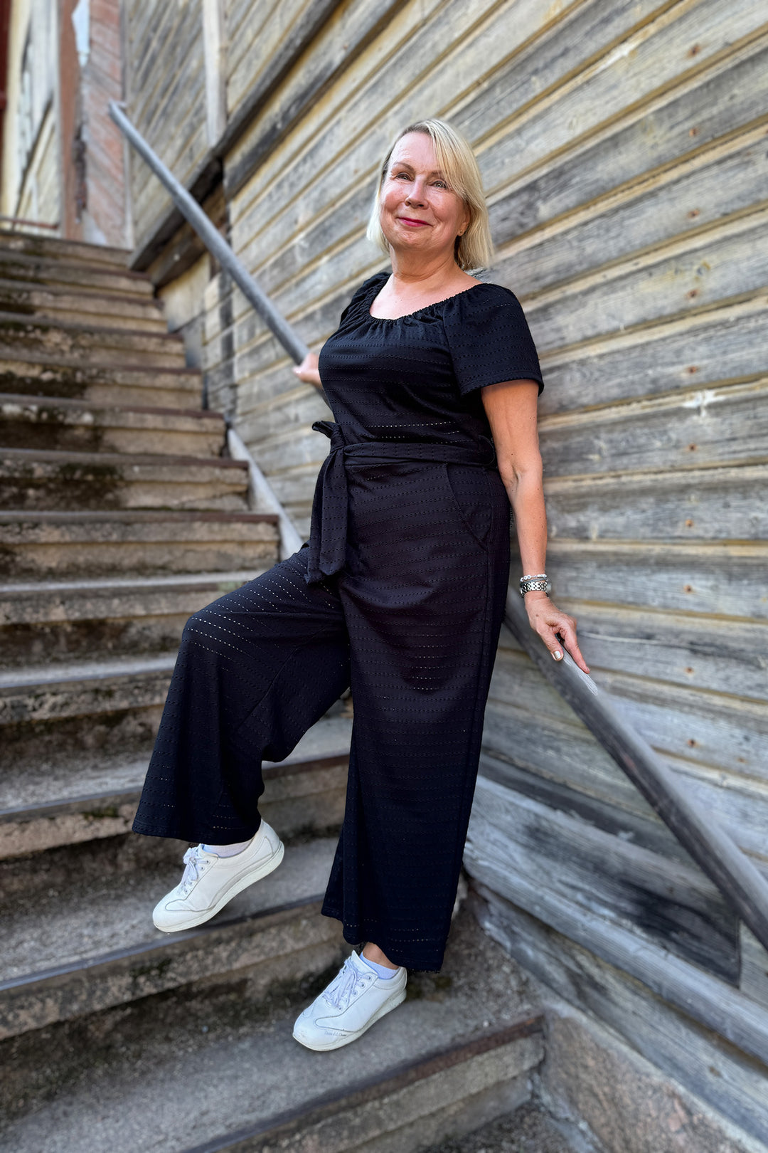 Jasmine-neuloshaalari koossa XS/S. Haalarissa on leveät, vajaamittaiset lahkeet.