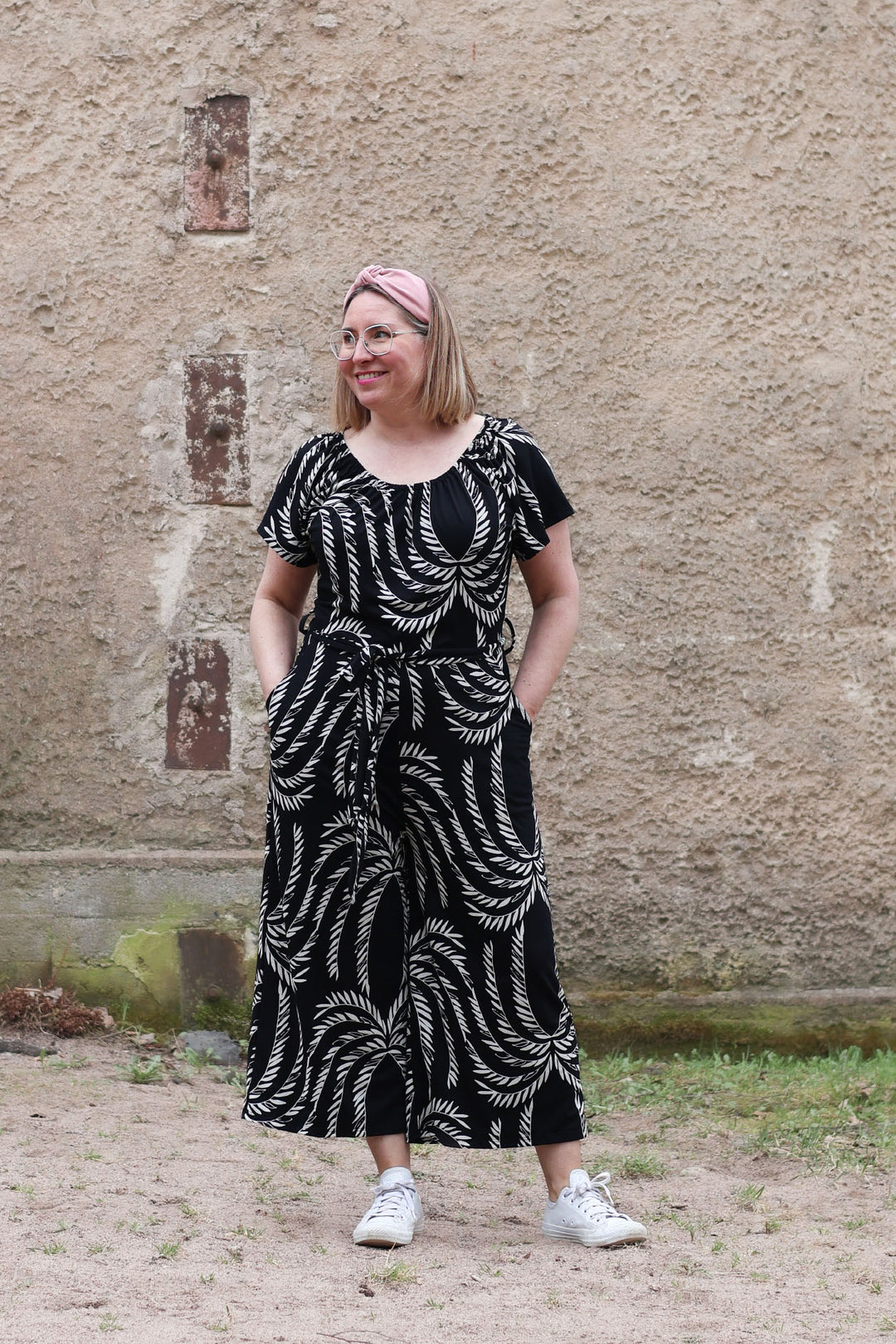 Mustavalkoinen Jasmine-neuloshaalari koossa M/L, Siivet-kuosilla. Vaate on valmistettu kokonaan Suomessa.