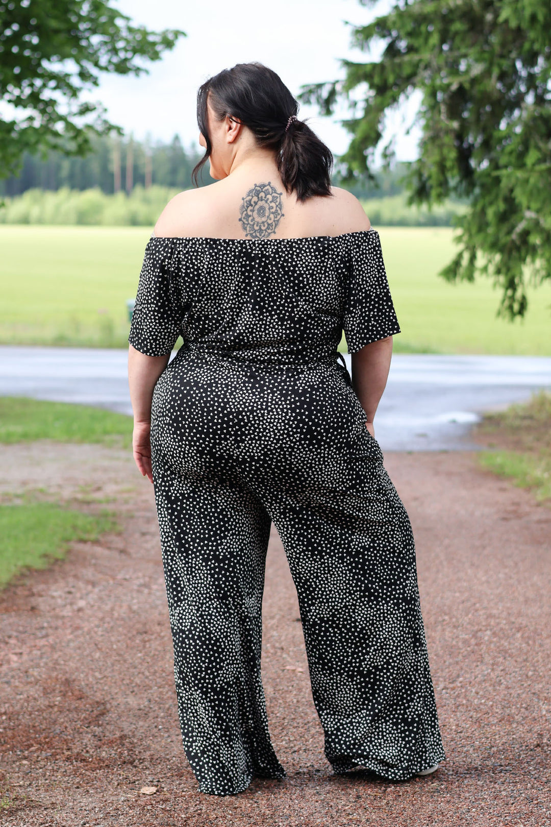 Jasmine-neuloshaalari pitkällä lahkeella ja Muru-kuosilla