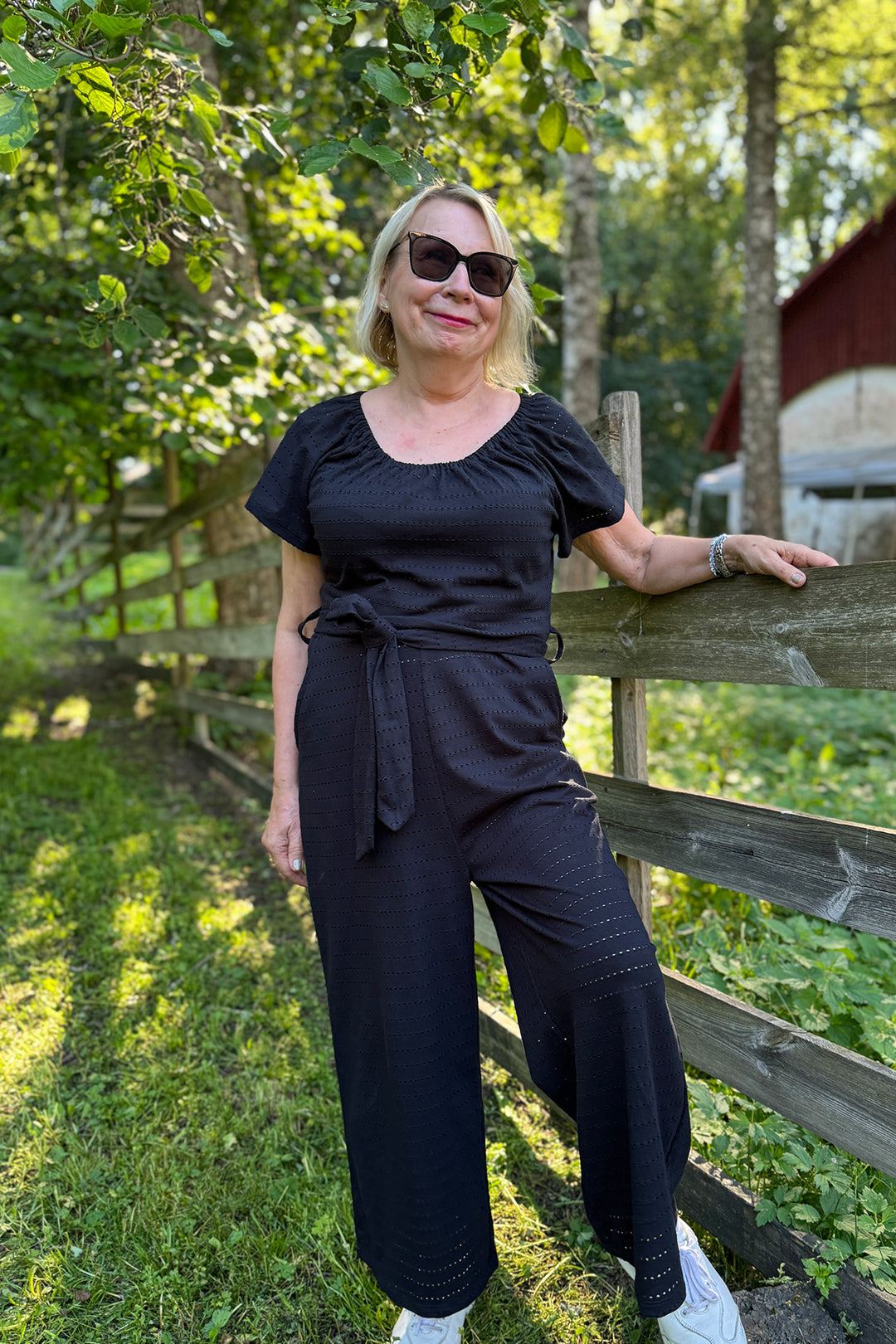 Jasmine- neuloshaalari koossa XS/S reikäraita-materiaalissa. Haalarissa on oma irtovyö, jonka voit halutessasi korvata toisella vyöllä.