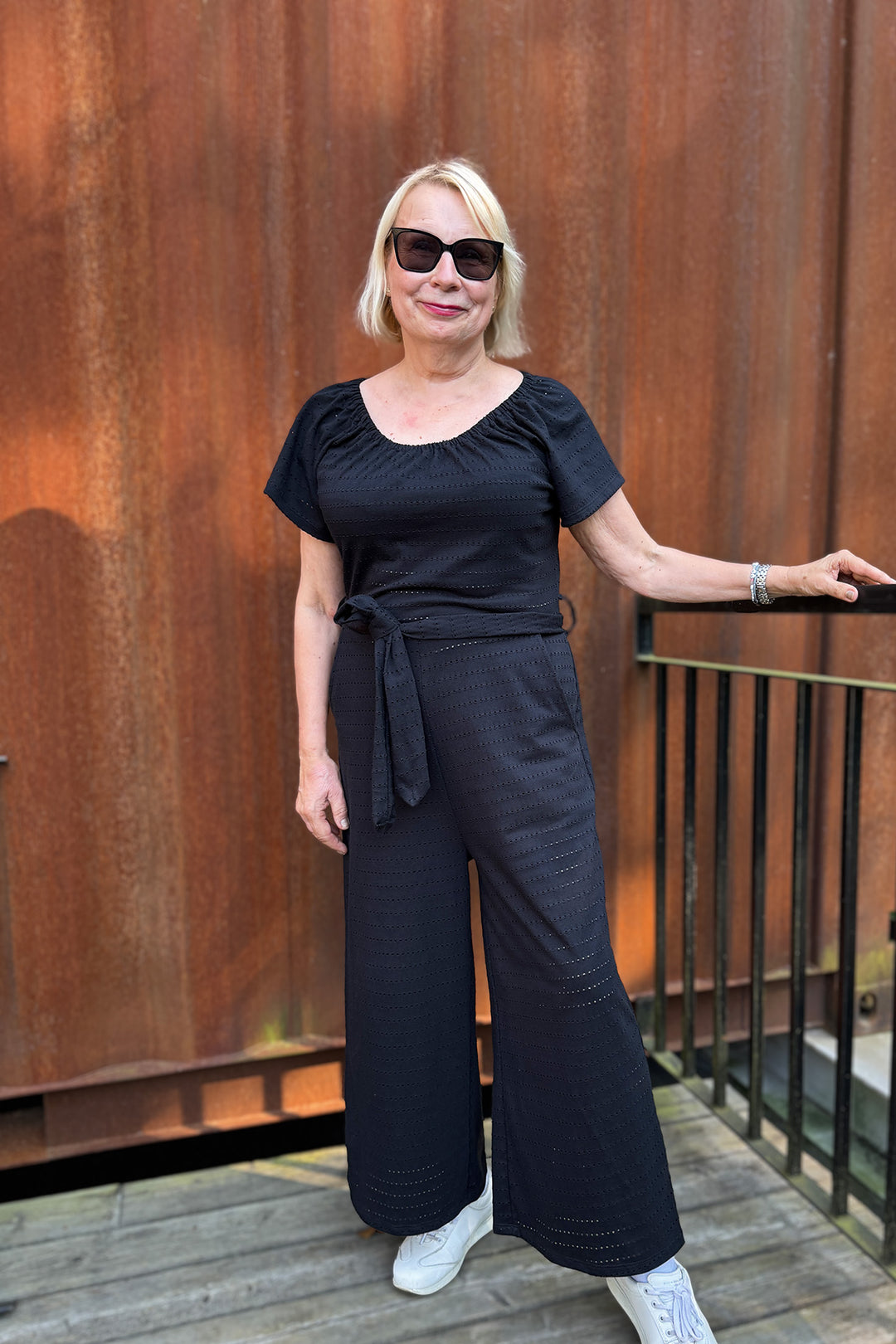 Jasmine-neuloshaalari koossa XS/S. Materiaalina 100% puuvilla, jossa pitsimäinen pinta.