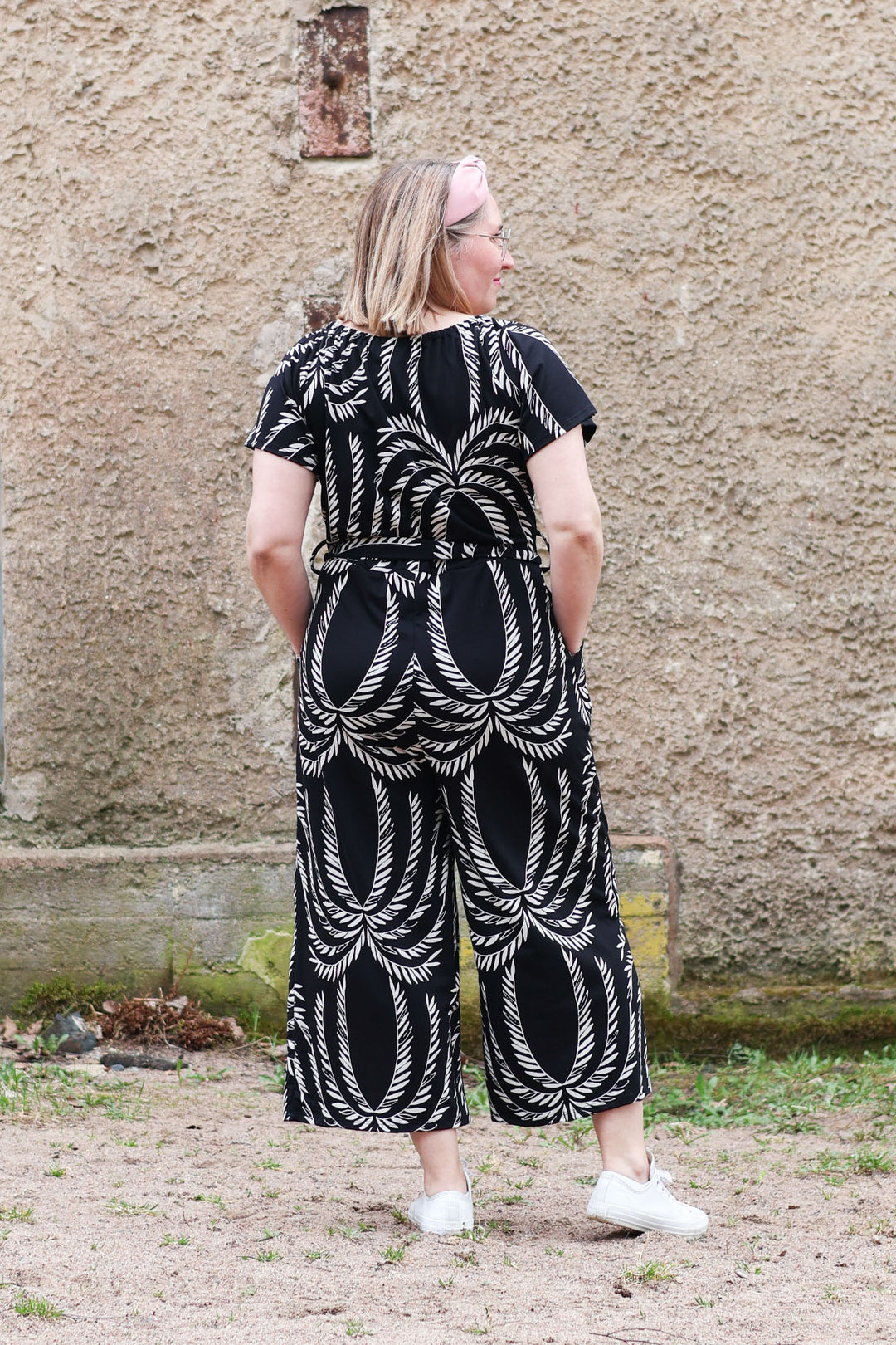 Mustavalkoinen Jasmine-neuloshaalari takaa,koossa M/L. Haalarissa on vajaamittaiset, leveät lahkeet.