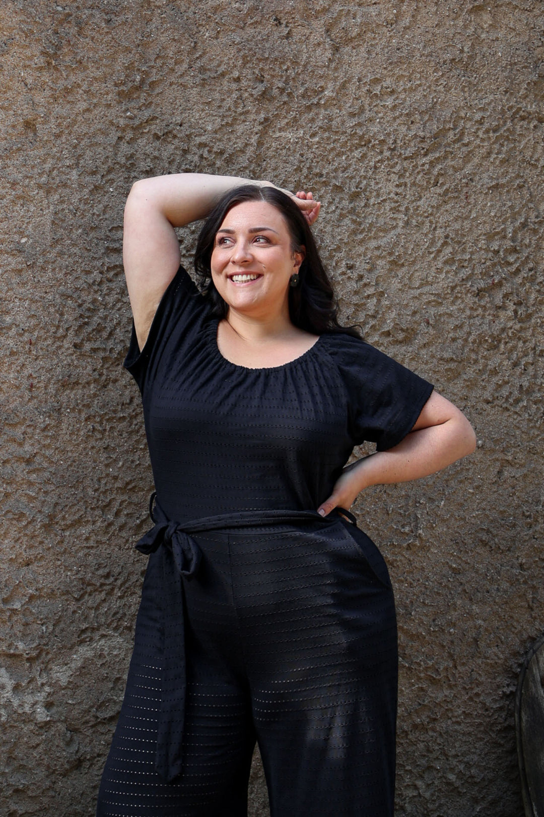 Jasmine-neuloshaalari reikäraita-materiaalissa koossa XXL.