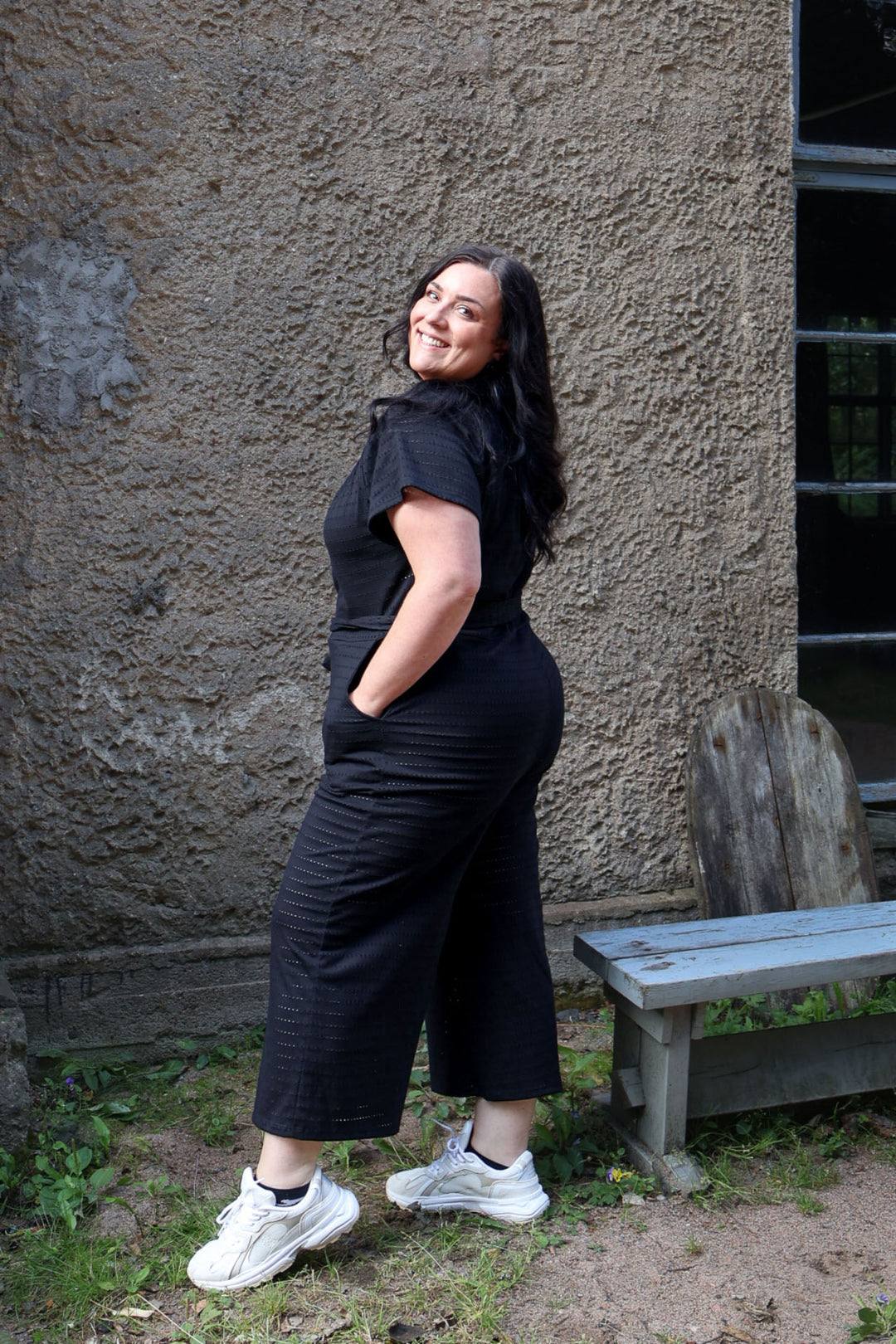 Jasmine-neuloshaalari sivulta, koossa XXL. Reikämainen tekstuuri neuloksessa tuo asuun ilmettä.