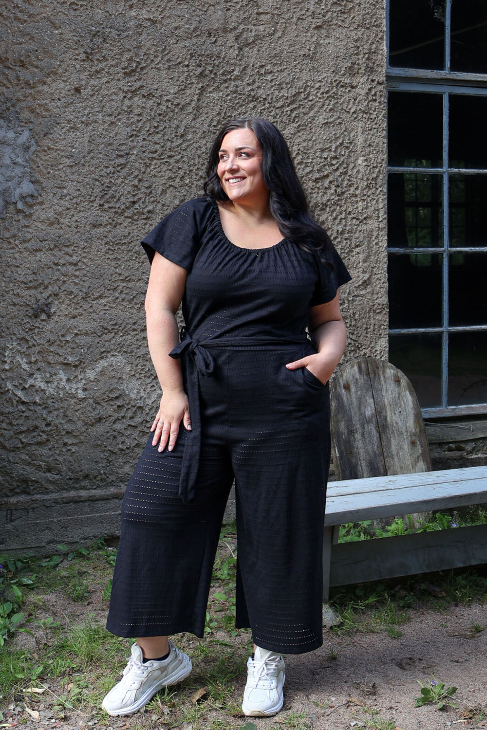 Jasmine-neuloshaalarissa on leveät, vajaamittaiset lahkeet sekä venyvä pääntie. Haalarista löytyy tietenkin myös taskut!