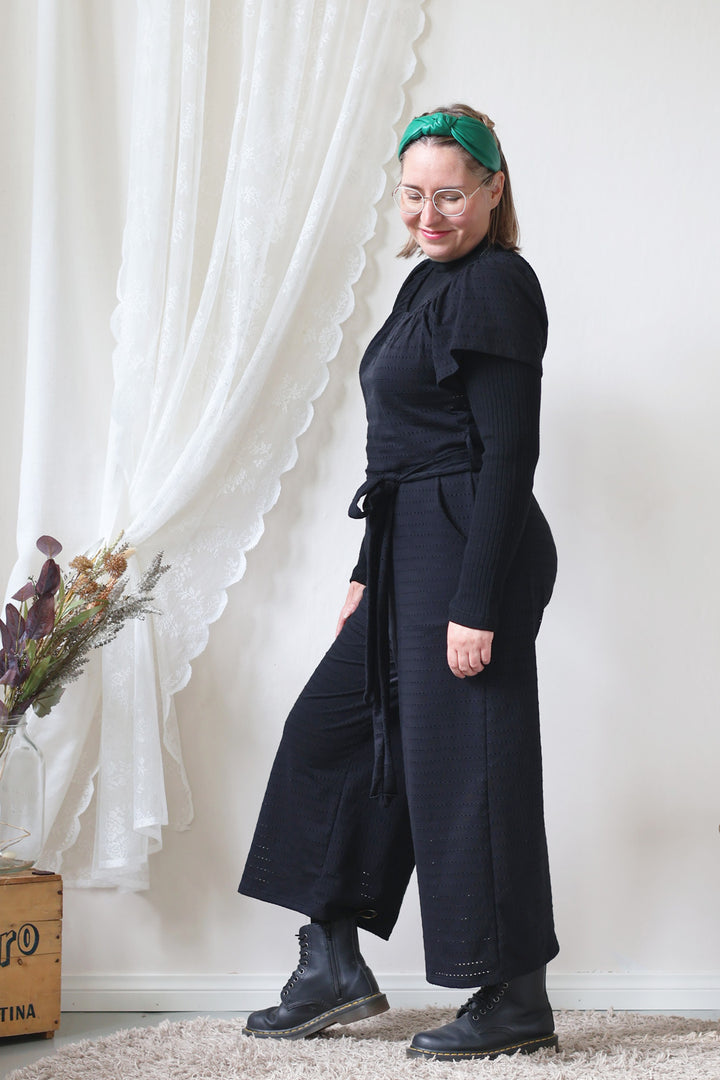 Jasmine- neuloshaalaria voi käyttää läpi vuoden! Viileällä säällä voit pukea sen alle merinovillaisen Maya-puseron ja Jessica- merinovillaleggarit. Kuvassa koko M/L.