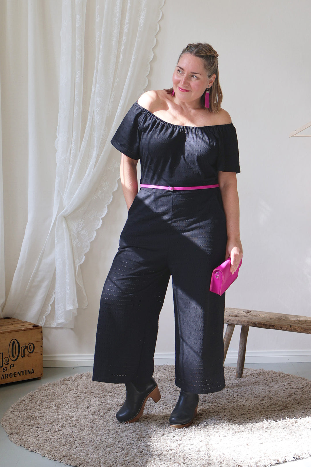 Jasmine-haalari on hyvä vaate myös juhliin! Venyvän pääntien voi laskea olkapäiden yli jolloin ilme on juhlavampi. Pue Jasmine-haalarin kanssa Kiedon asusteet ja juhlalook on valmis! Kuvassa koko M/L.