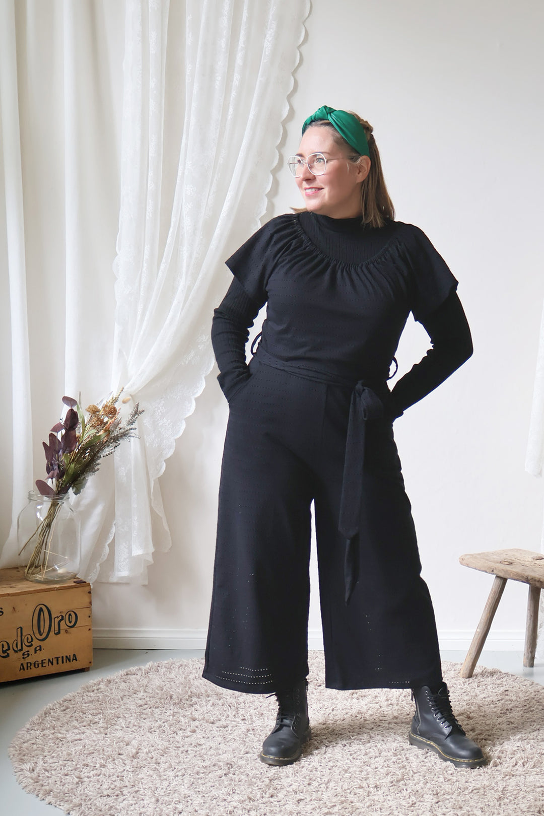 Jasmine-haalarista löytyy tietenkin myös taskut! Haalari on hyvä työvaate, sillä sen voi stailata monella eri tapaa. Kuvassa koko M/L, alla merinovillainen Maya-pusero, joka on myös Suomessa valmistettu.