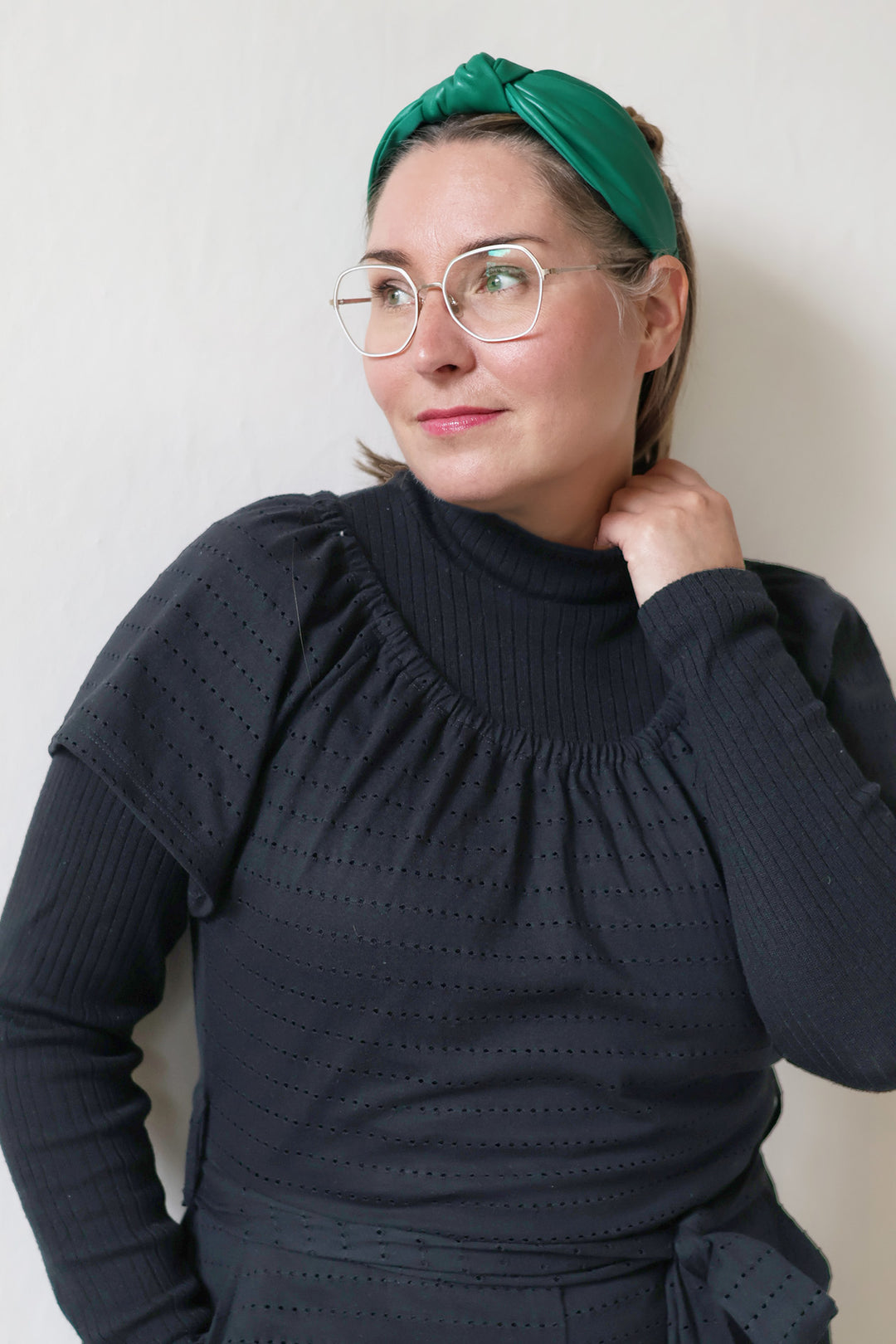 Lähikuva naisten Jasmine-haalarista. Haalarissa on ihana reikäraita-materiaali.