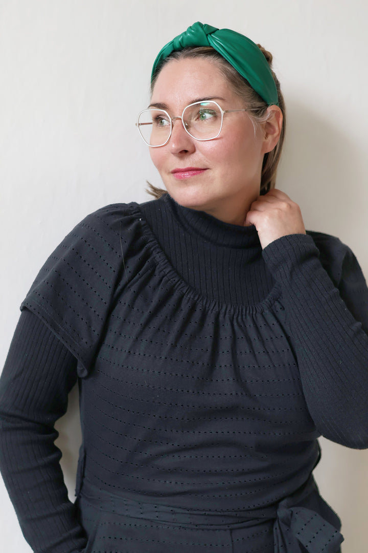 Lähikuva naisten Jasmine-haalarista. Haalarissa on ihana reikäraita-materiaali.