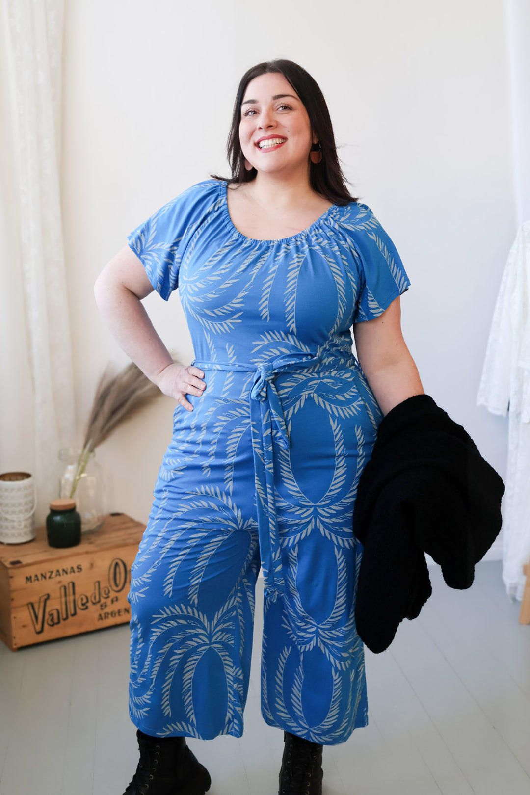 Jasmine-haalarin voi pukea myös viileämmillä keleillä, kun pukee alle sukkikset ja maiharit sekä heittää päälle neuletakin.