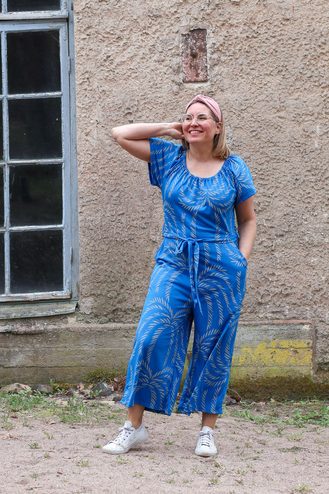 Siivet-kuosinen Jasmine-neuloshaalari siniharmaassa sävyssä. Koko M/L. Valmistettu Suomessa!