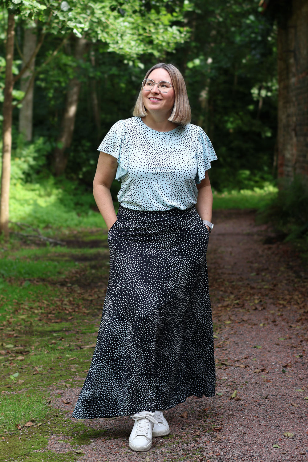 Nellie-maksihame koossa M/L sekä Julia-pusero koossa M. Molemmissa on Maija Nuppulan suunnittelema Muru-kuosi ja se on painettu Pälkäneellä.