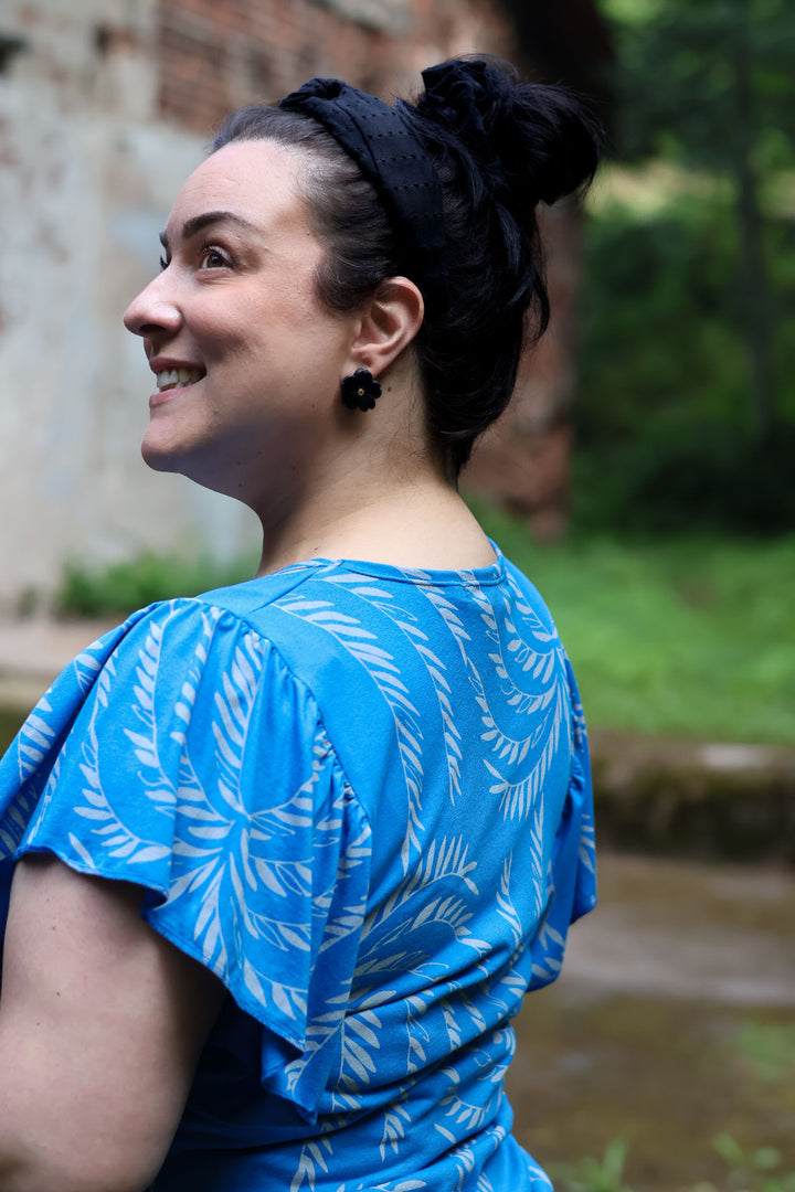 Julia-neulospusero koossa XXL. Puserossa on hauskat hihat ja kaunis Siivet-kuosi.