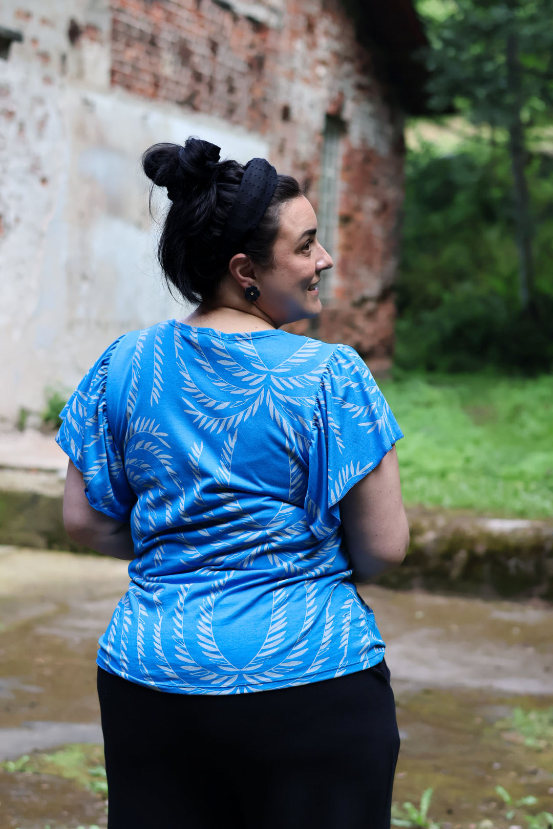 Julia-neulospusero Siivet-kuosilla koossa XXL. Kuva takaa.