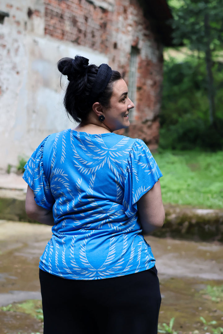 Julia-neulospusero Siivet-kuosilla koossa XXL. Kuva takaa.