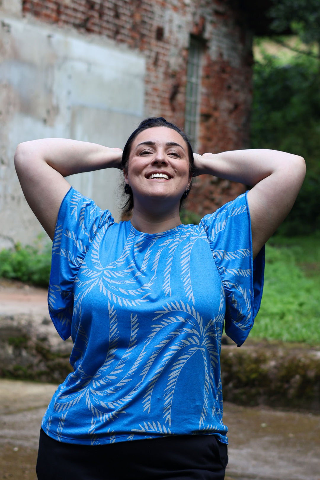 Julia-neulospuserossa on hauskat röyhelöhihat. Kuvassa koko XXL.